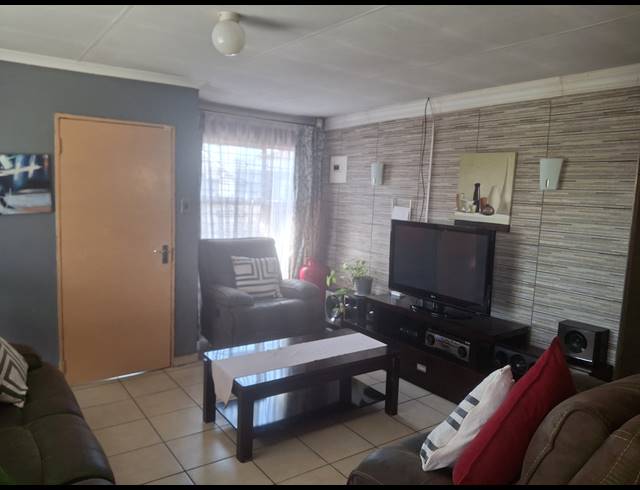 3 BEDROOM FREEHOLD FOR SALE IN CLAYVILLE